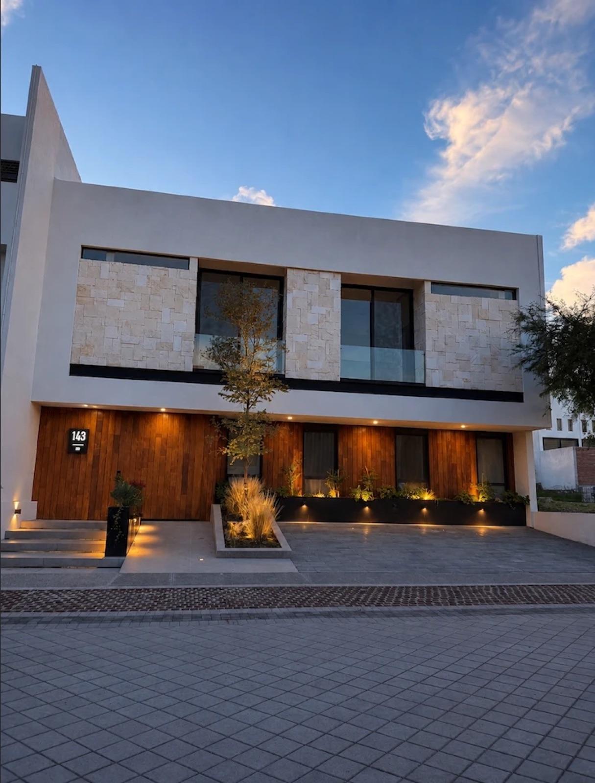Fachada de Casa Mago al atardecer